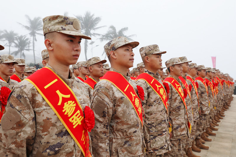 圖片3.預(yù)定新兵整齊劃一眼神堅(jiān)定。海南省軍區(qū)供圖.jpg