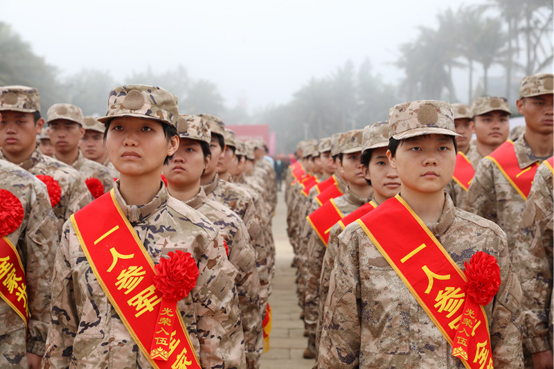 圖片4.英姿颯爽的女兵。海南省軍區(qū)供圖.jpg