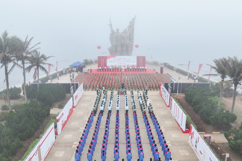 圖片6.大霧中的儀式顯得格外莊重。海南省軍區(qū)供圖.jpg