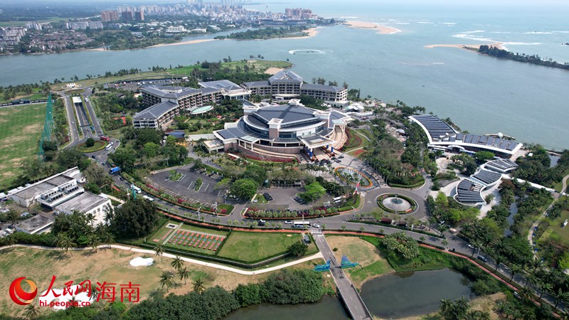 博鰲亞洲論壇國際會(huì)議中心建筑群“穿”上太陽能光伏板，為論壇持續(xù)提供綠色電能。人民網(wǎng)記者 孟凡盛攝