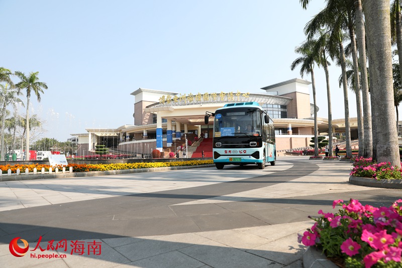 新能源“寶寶巴士”在論壇主會場為參會嘉賓提供綠色出行服務。人民網記者 符武平攝