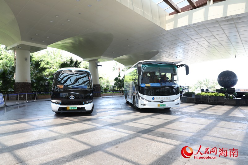 新能源接駁車在論壇會場外穿梭，為嘉賓提供綠色出行服務。人民網記者 符武平攝