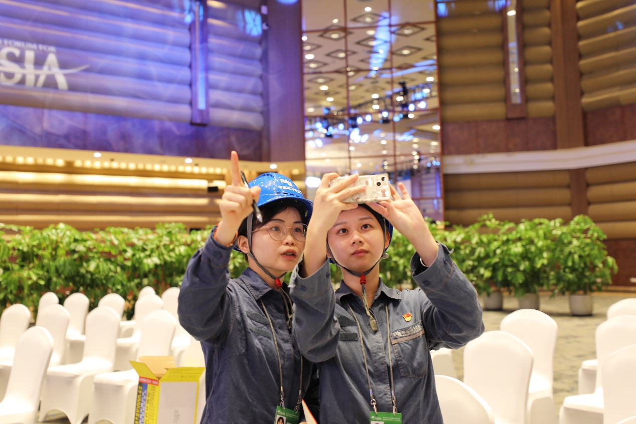 海南電網(wǎng)瓊海供電局博鰲現(xiàn)場保電組成員黃妙兒和吳彥漁在博鰲亞洲論壇會場進(jìn)行巡檢。朱瀅琳攝