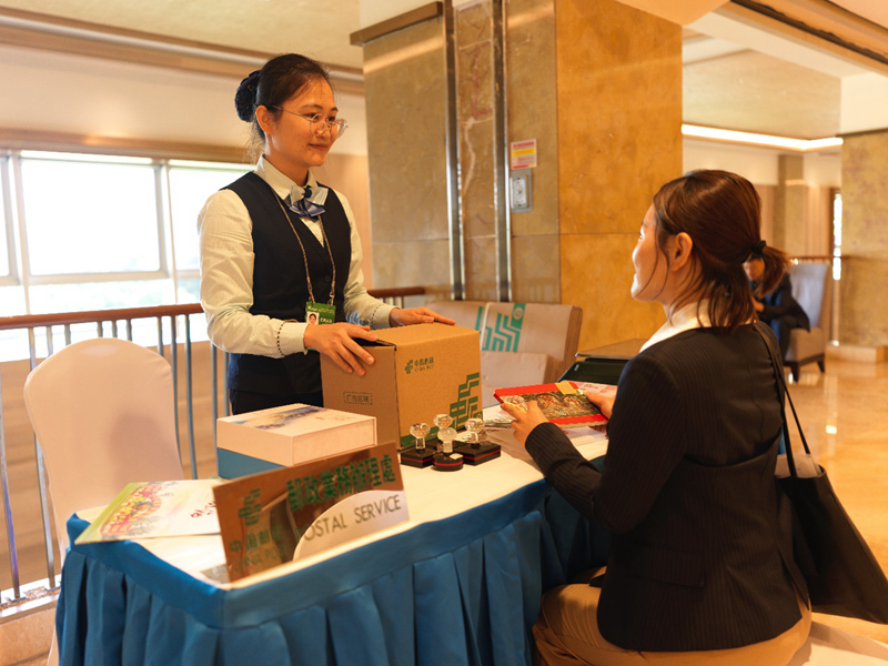 海南郵政年會現(xiàn)場駐點服務(wù)人員為與會來賓辦理郵件收寄。陳師攝