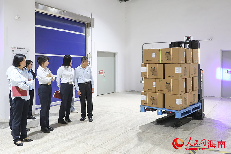 會(huì)后，參會(huì)企業(yè)代表參觀葫蘆娃藥業(yè)美安智能倉(cāng)庫(kù)。人民網(wǎng)記者 牛良玉攝