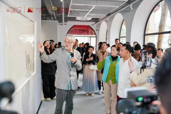 3、賈廷峰向與會嘉賓介紹展出內容。 主辦方供圖.jpg