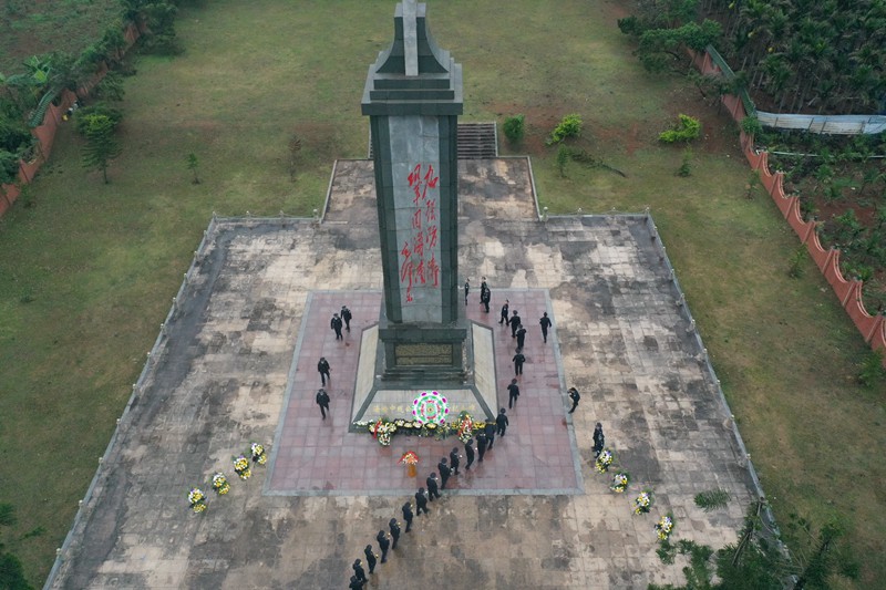 瞻仰紀(jì)念碑。官彥軍攝
