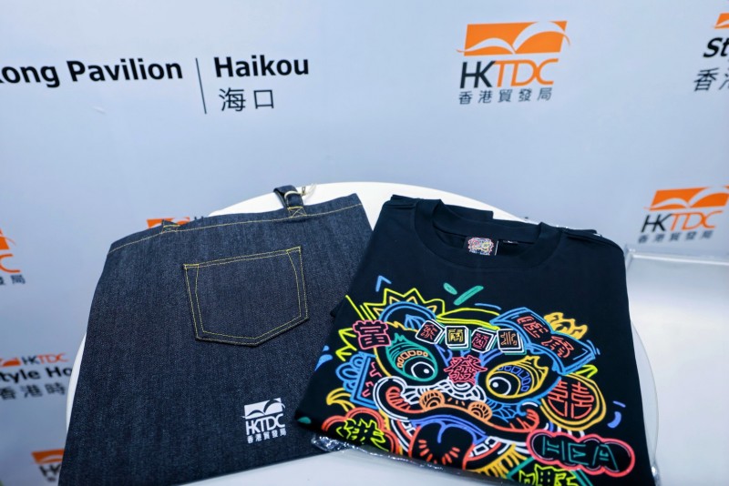 3、展館內，香港貿發局精心打造的牛仔布包和文化T恤衫亮相。