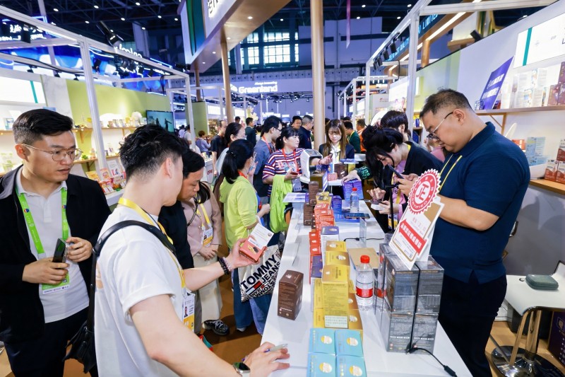 5、現場正想了解各類展品。