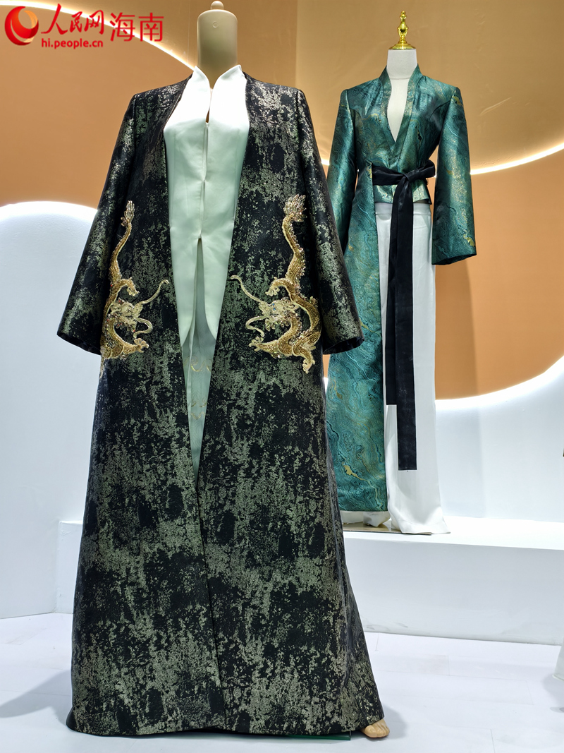 第五屆消博會(huì)上展出的精美服飾。人民網(wǎng) 符澤民攝