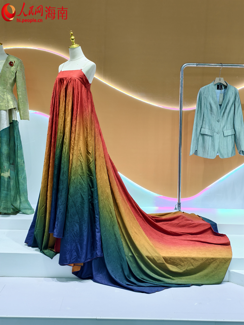 第五屆消博會上展出的精美服飾。人民網 符澤民攝