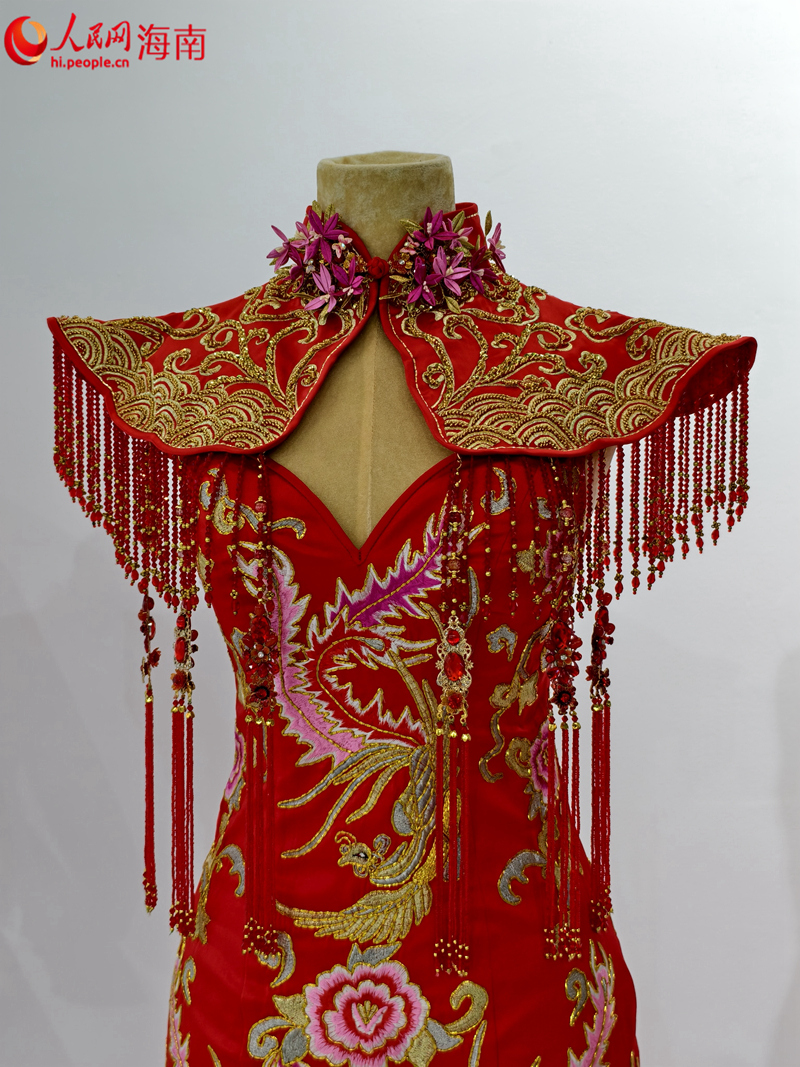 第五屆消博會(huì)上展出的精美服飾。人民網(wǎng) 符澤民攝