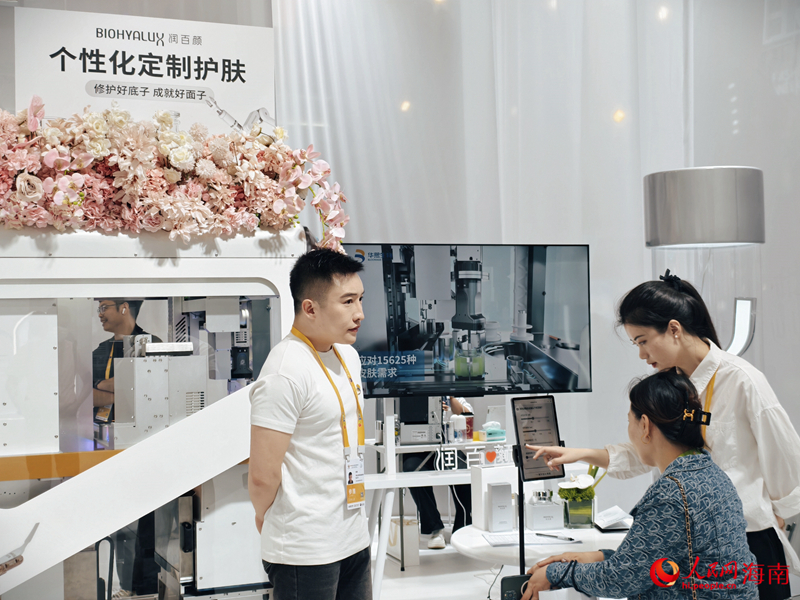 第五屆消博會(huì)現(xiàn)場(chǎng)，觀眾在體驗(yàn)個(gè)性化護(hù)膚。人民網(wǎng) 符澤民攝