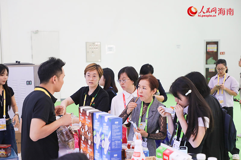高端食品展臺，吸引眾多觀展者試吃。人民網記者 牛良玉攝