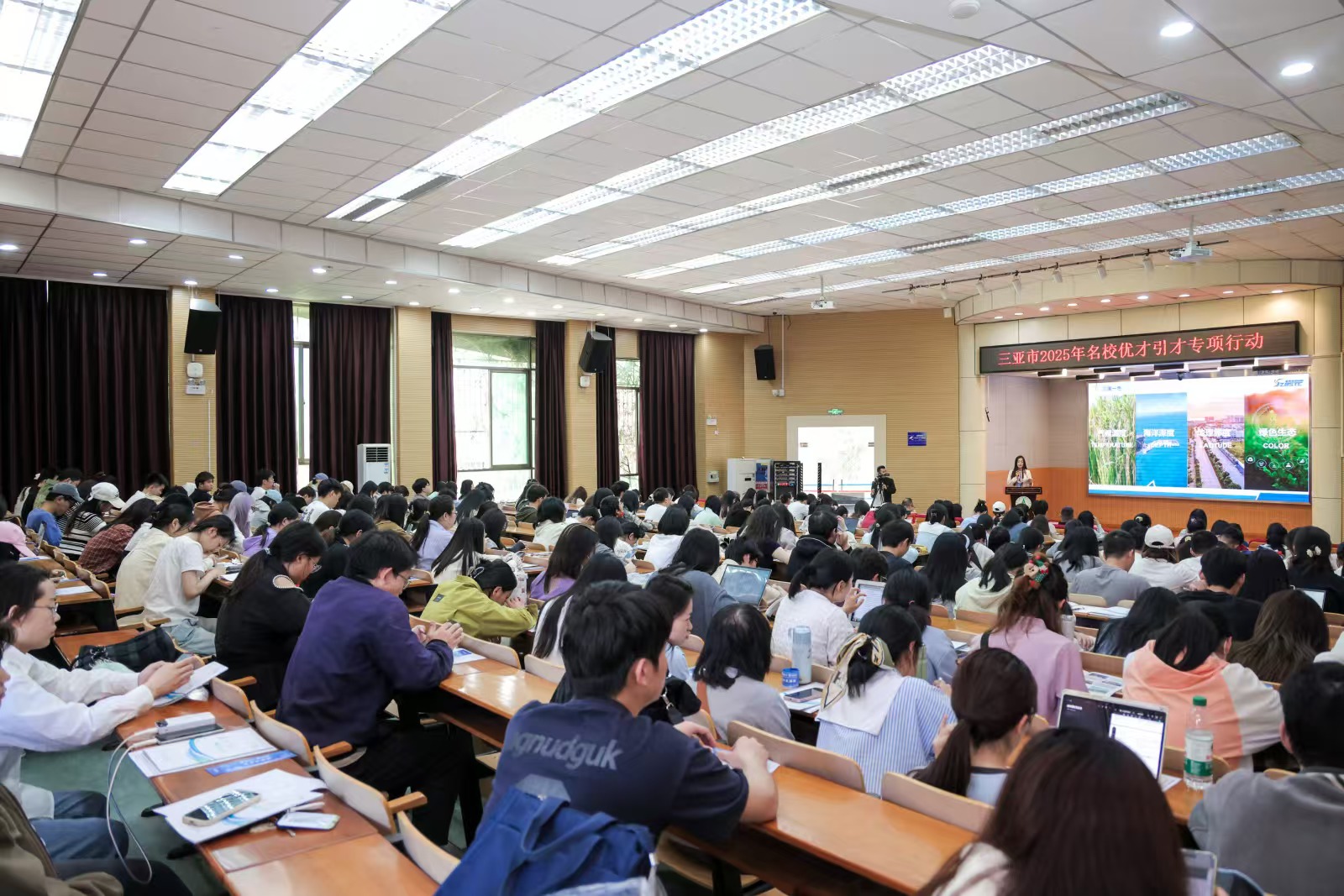 三亞赴武漢招聘宣講現場。