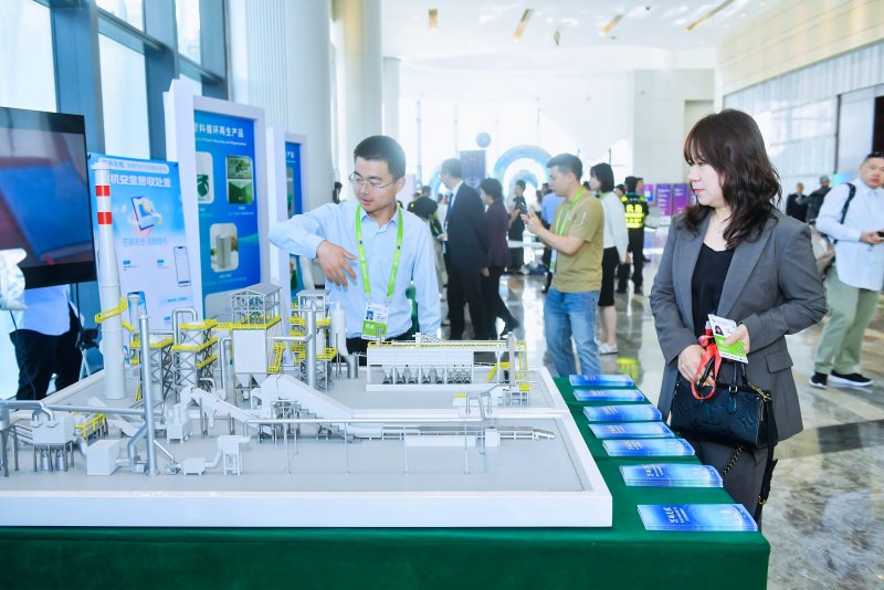 5、現場展示的手機回收粉碎再利用裝置。