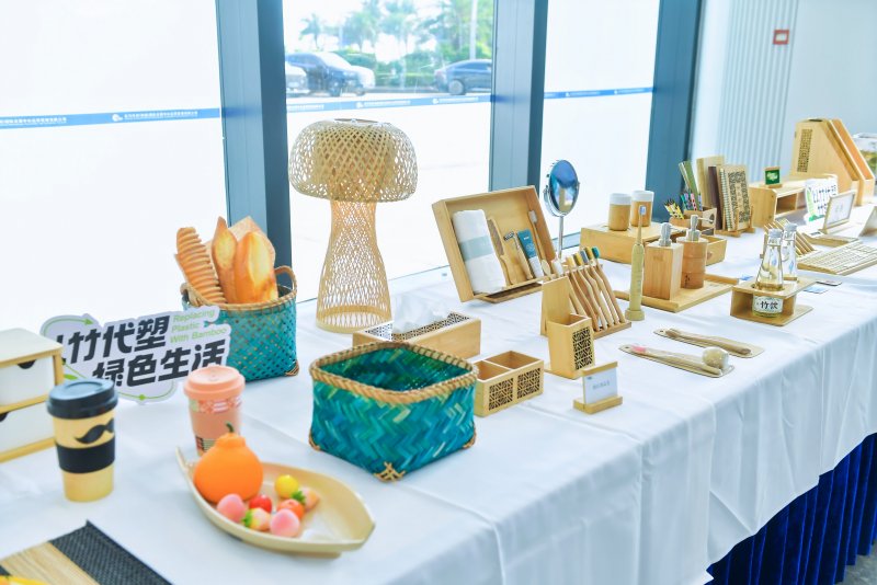 6、“以竹代塑”，現場展示的竹制品。