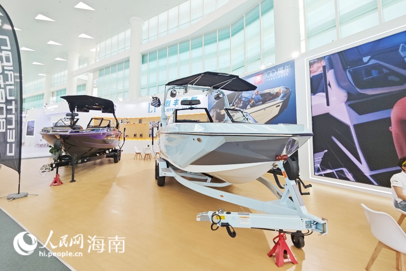 游艇靜態展示區內展示的游艇。 人民網 枉源攝
