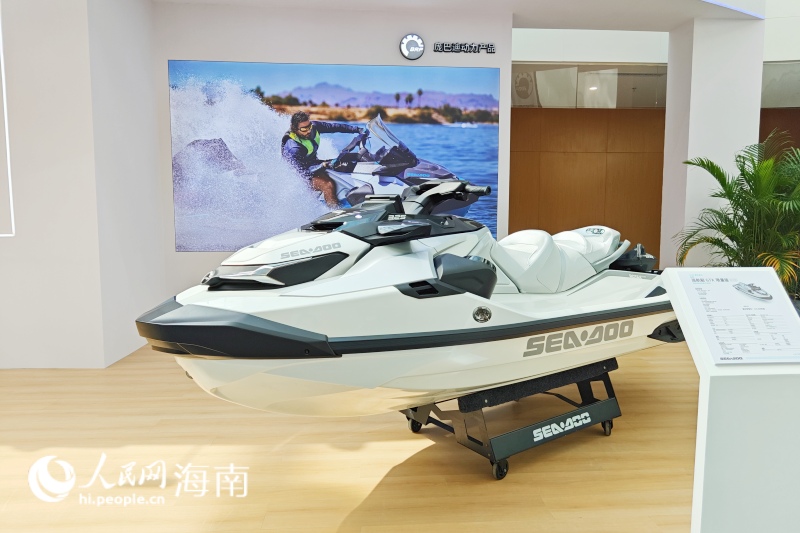 游艇靜態(tài)展示區(qū)內(nèi)的摩托艇。 人民網(wǎng) 枉源攝