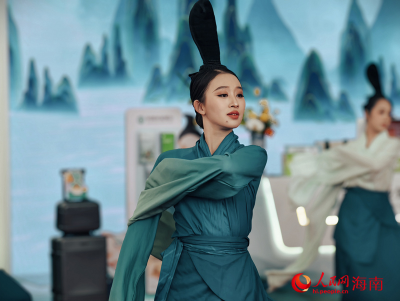 消博會上，不少展館都帶來沉浸式的文藝演出，在這個“國際范”的盛會上展示“中國風”。人民網 符澤民攝