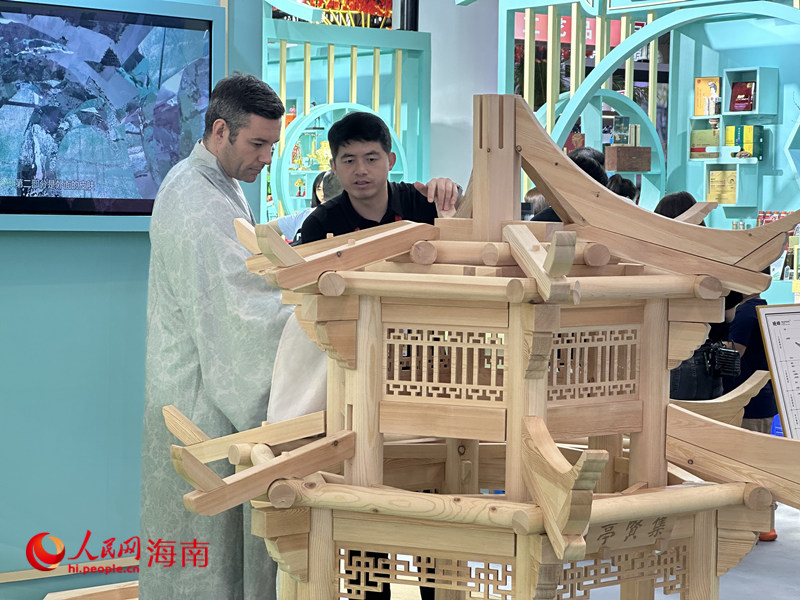 在浙江館，參觀者可現場拼搭中國傳統古建筑榫卯積木“西湖集賢亭”，了解榫卯技藝，感受古人智慧與匠心。人民網 劉楊攝