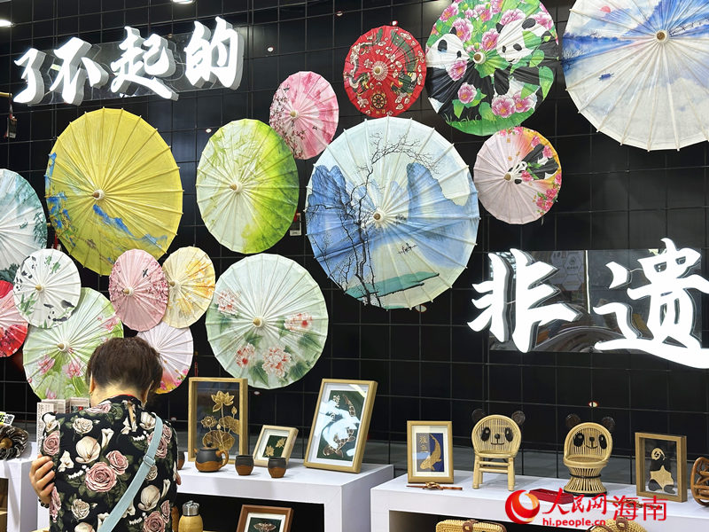 四川館在消博會上展示的非遺文創產品。人民網 劉楊攝