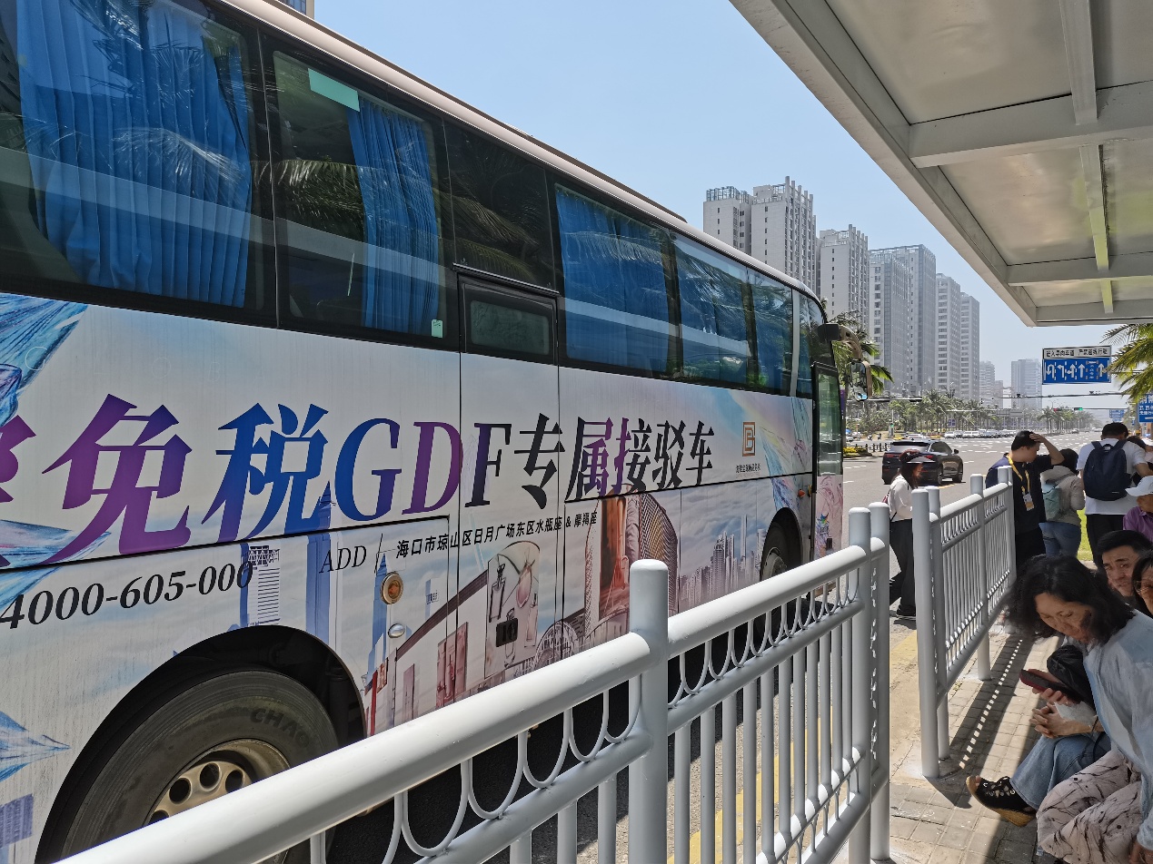 海控免稅“消博專線”接駁車停靠在站臺。李浩蓉攝