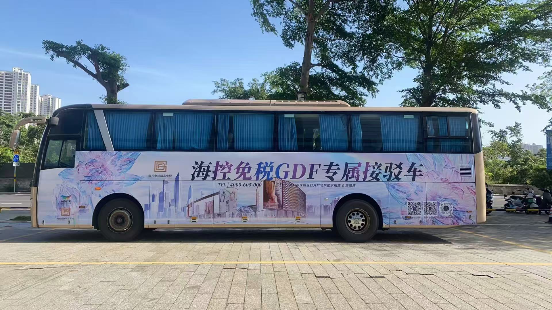 海控免稅“消博專線”接駁車。李浩蓉攝