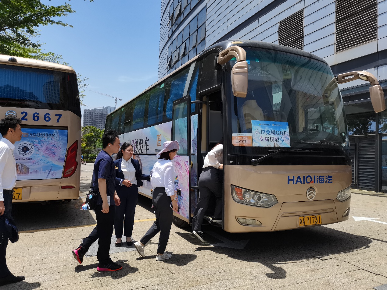 海控免稅“消博專線”接駁車接送乘客。李浩蓉攝