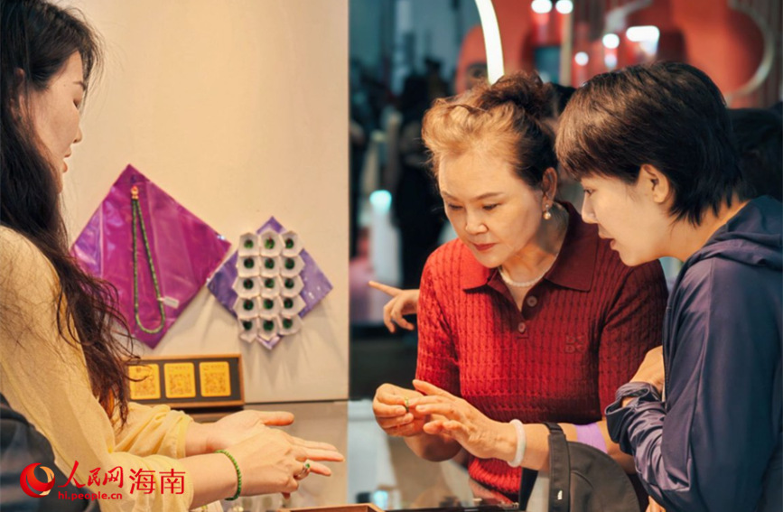 展商在第五屆消博會上配合觀眾試戴首飾。人民網(wǎng) 符澤民攝