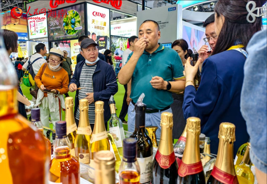 觀眾在第五屆消博會上品嘗酒類產品。人民網 符澤民攝