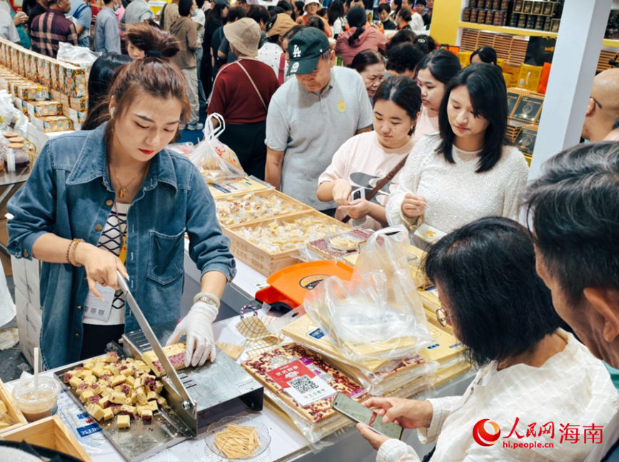 觀眾在第五屆消博會上選購零食。人民網 符澤民攝