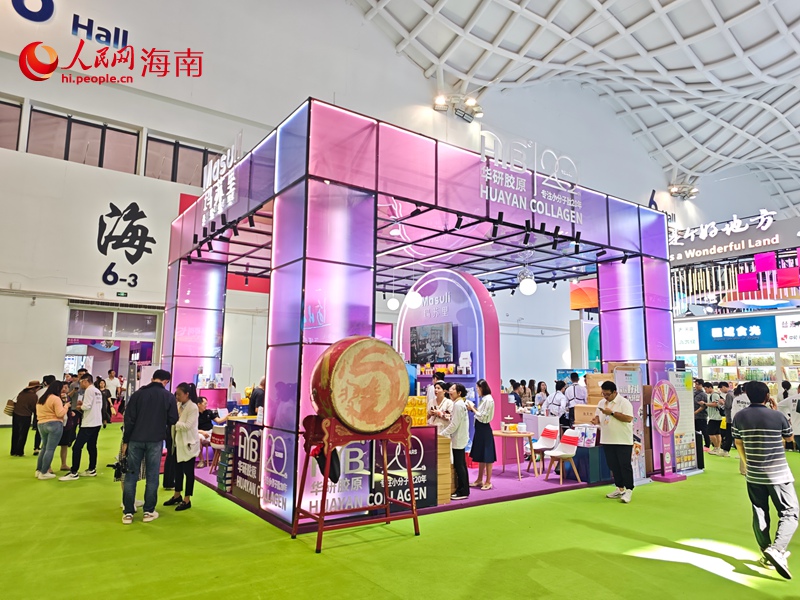 海南華研展館吸引眾多觀展者、采購商關注。人民網記者 牛良玉攝