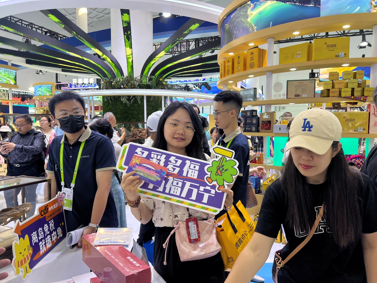 觀展者在消博會海南館萬寧展區(qū)打卡。萬寧商務(wù)局供圖