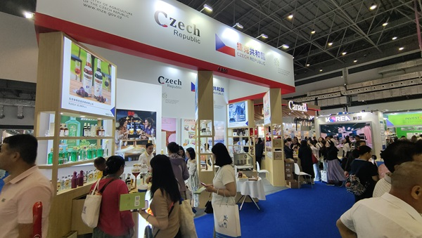觀展者在各國展臺采購、咨詢。人民網記者 李彤攝