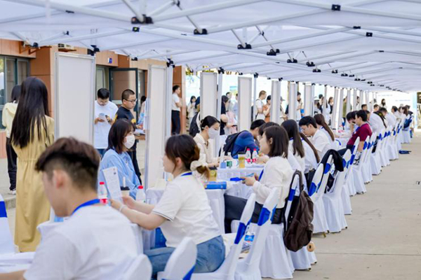 三亞企業(yè)的招聘人員向前來應(yīng)聘的學(xué)子詳細(xì)介紹三亞的人才政策。 主辦方供圖