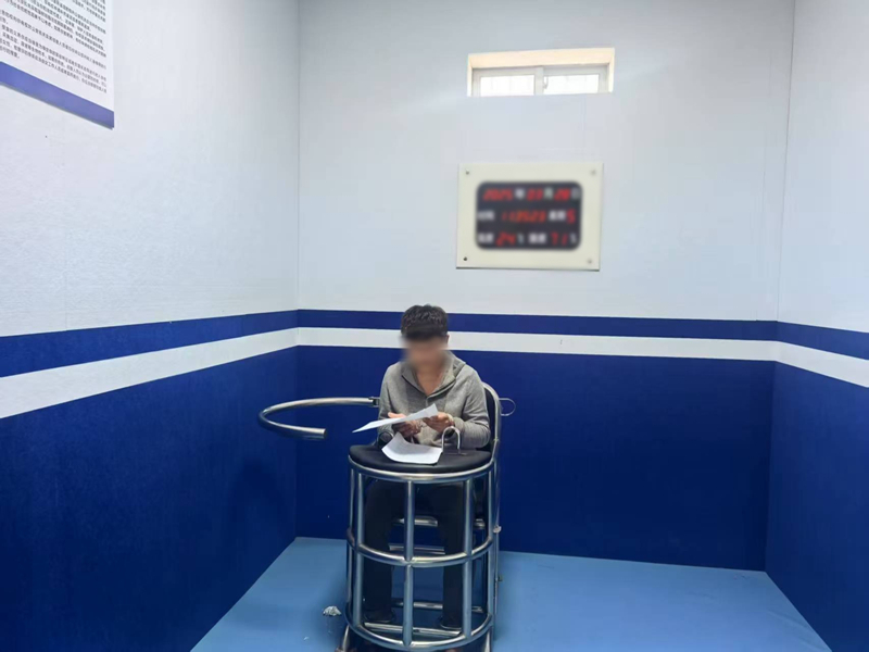 犯罪嫌疑人接受審訊。海南省公安廳反走私和海岸管理總隊(duì)第二支隊(duì)供圖