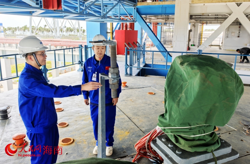 海南商業(yè)航天發(fā)射場(chǎng)一號(hào)發(fā)射工位首席指揮員張小軍（左）在檢查一號(hào)發(fā)射工位恢復(fù)情況。人民網(wǎng)記者 毛雷攝