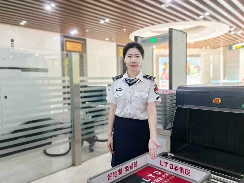 李蓓在安全檢查站分流引導。三亞鳳凰國際機場供圖