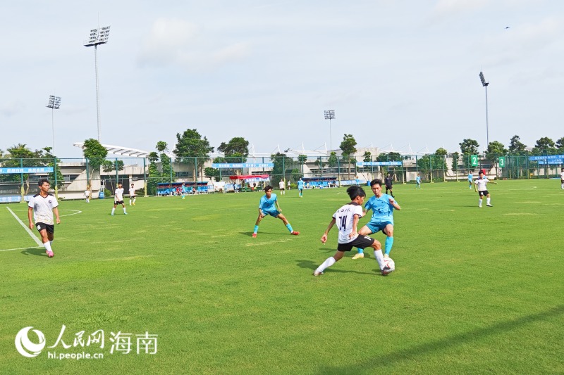 3、青春飛揚，青少年們綠茵場上揮灑熱血。 人民網 枉源攝.jpg