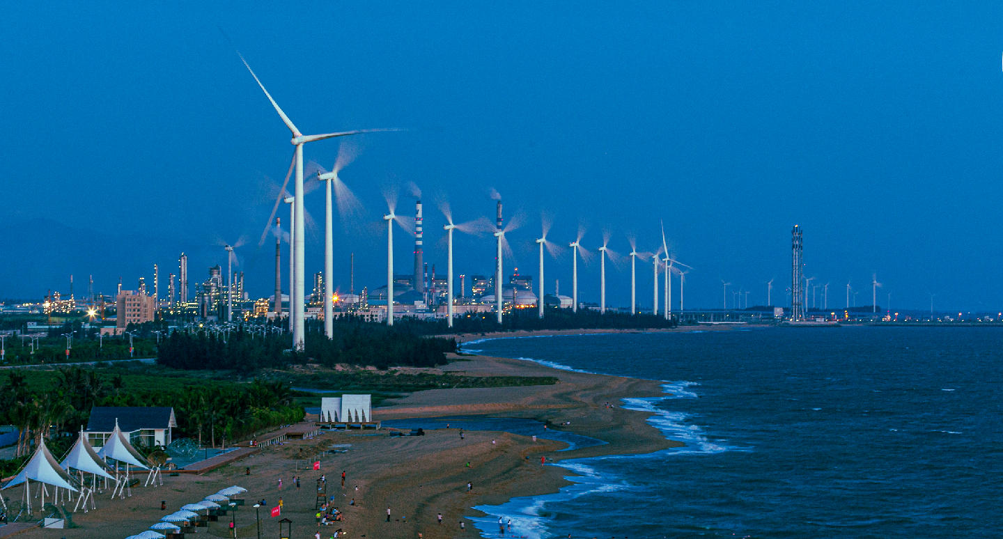 夜幕下的東方風(fēng)力發(fā)電機(jī)組，清潔能源被全額消納。吳清炳 攝