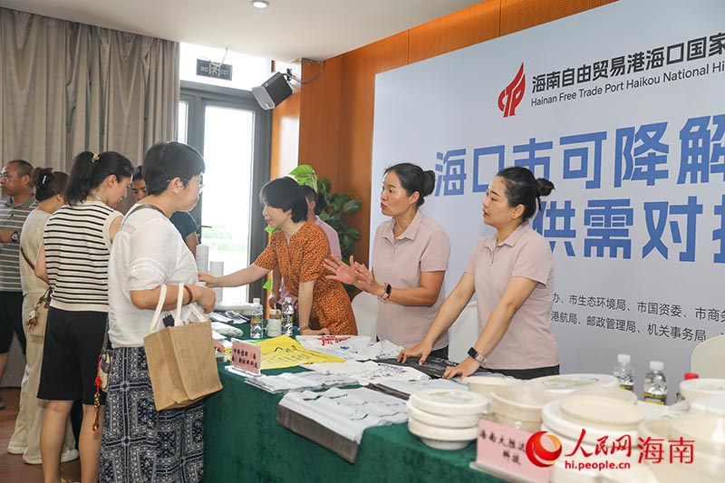 采購商現場了解產品相關情況。人民網記者 牛良玉攝