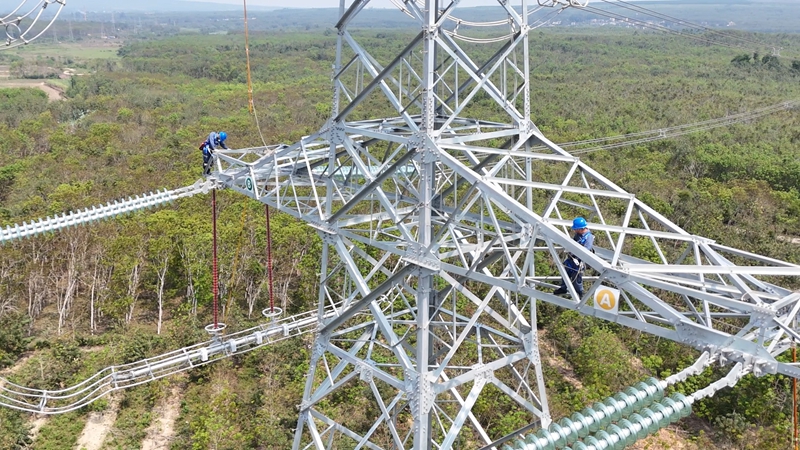 海南電網公司輸電分公司員工對海南500千伏主網架工程昌核二期接入系統工程輸電線路開展巡檢工作。符永新攝