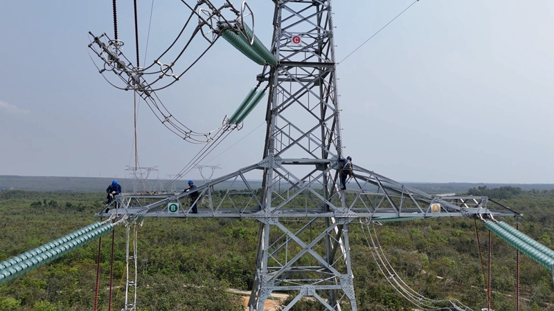 海南電網公司輸電分公司員工對海南500千伏主網架工程昌核二期接入系統工程輸電線路開展巡檢工作。符永新攝