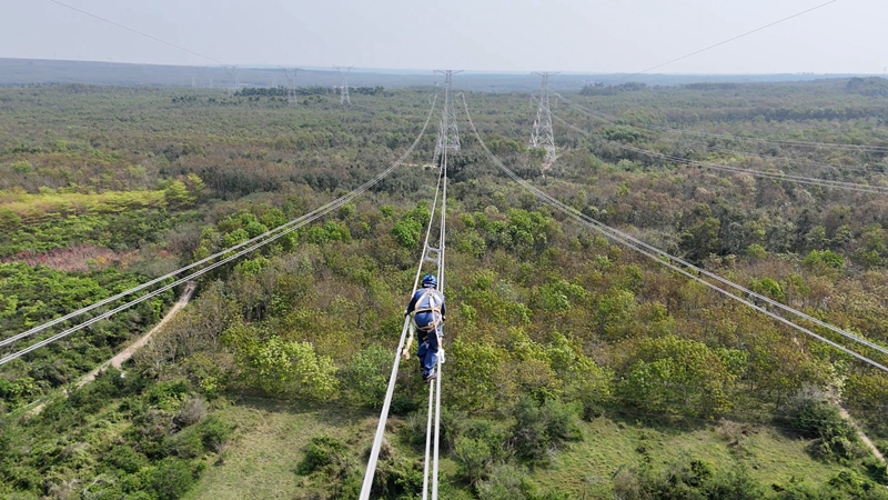 海南電網公司輸電分公司員工對海南500千伏主網架工程昌核二期接入系統工程輸電線路開展巡檢工作。符永新攝