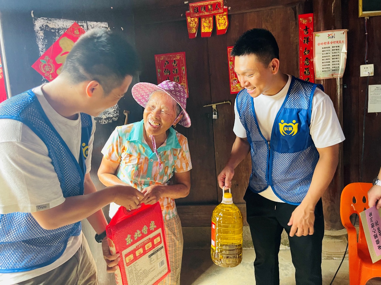 志愿者為老人送上節(jié)日的祝福與關(guān)懷。符開(kāi)雄攝