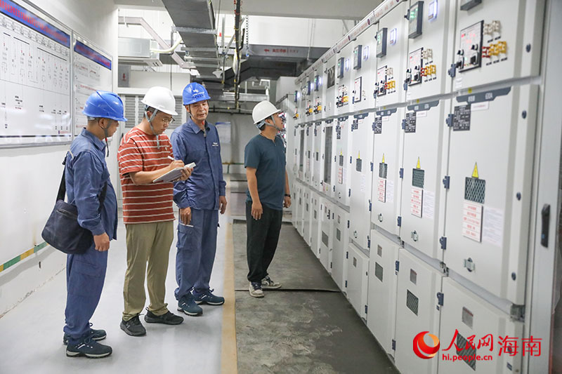 企業秘書與供電所、企業相關負責人走進變電房了解情況。人民網記者 牛良玉攝