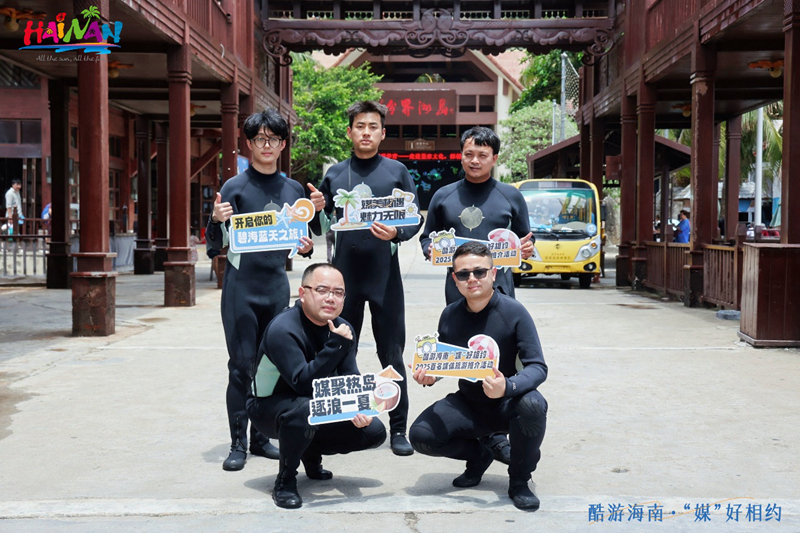 媒體采風(fēng)團(tuán)成員在南灣猴島拍攝獼猴。主辦方供圖