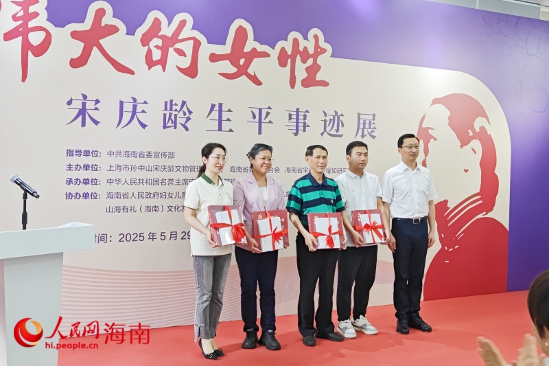 現(xiàn)場贈(zèng)書環(huán)節(jié)。 人民網(wǎng) 枉源攝