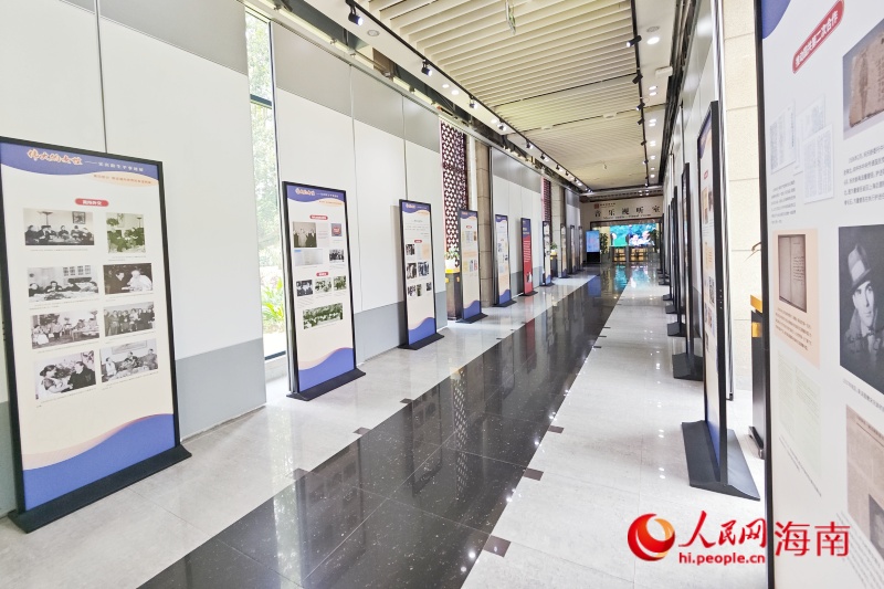 “偉大的女性——宋慶齡生平事跡展”海南省圖書館展覽現(xiàn)場（局部）。 人民網(wǎng) 枉源攝